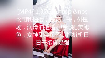 劲爆吃瓜❤️农村大舞台~脱衣舞女郎表演中惨遭性饥渴大爷上台按到强G内射走人！