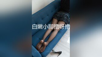 送已婚小情人回家 到了小区楼下在车上帮忙口一哈 第一次再外面干好刺激