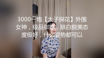 熟女的诱惑镜头前的呻吟，听狼友指挥开档丝袜舔弄假鸡巴，大黑牛自慰骚逼呻吟撅着屁股给狼友看骚逼别错过