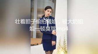 尝试操两个极品御姐，谁料第一个妹子太勾人，第二个制服美女只好舔吸把玩