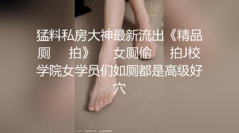 诱人的小少妇颜值很高，漏着骚奶子跟狼友互动撩骚，妩媚诱人揉奶玩逼，跳蛋自慰呻吟听狼友指挥任狼友调教