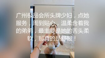 皮肤白皙的良家小少妇，全程露脸大秀直播，玩的好嗨揉奶玩逼，水晶大鸡巴抽插骚穴，掰开逼逼给你看呻吟可射