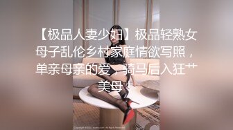 公司上班勾搭很久才带到家中的长腿美少妇,纤细大长腿,性感美翘臀在客厅各种干逼受不了跑到洗手间又被后插