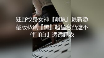 兩個漂亮嫩妹光著身子鏡頭前大尺度直播 一個幫另一個舔逼逼 還拿自慰棒插她騷穴很淫蕩