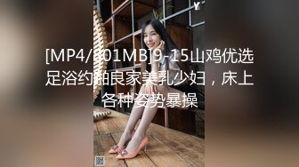 商城拍美女尿尿，突然进来个老太婆服务员