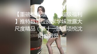 合租房门缝偷窥房东的女儿洗澡好像被她发现了赶紧溜