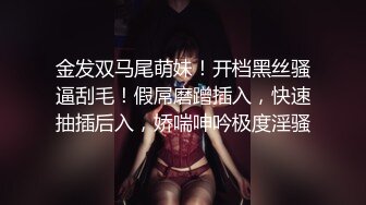 爆乳眼镜小美女 按着脑袋一顿插嘴 无毛小穴啪啪爆操 尿完尿继续猛干