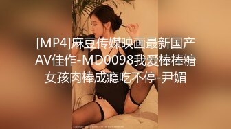 豹纹美妖TS江美琳 调教贱狗大学生，来吃妈妈的口水舔妈妈的鸡巴 啊贱奴 妈妈的脚好吃吗 啪又被妈妈打