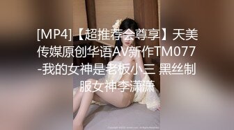 家庭网络摄像头破解TP俩孩的一线天骚妈老公那得不到满足当着俩孩子面偷偷自慰待睡着后放肆的自摸用床角蹭B