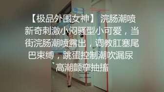 00后小女友很听话，趴下露脸口爆，动作很娴熟