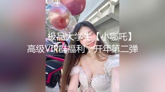 露脸身材黑丝情趣内衣的骚妹子，两个大奶子衬托出来很性感，吃完东西脱衣服开搞，道具插逼呻吟，看样子是被干多了!