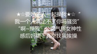 8月新流出山顶公园路边公厕偷拍美女尿尿红衣少妇半蹲尿逼长得还可以