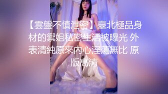 OnlyFans 玩偶姐姐  潜入房间发现她在看书1