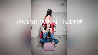 一大早勃起把鸡巴塞进还在戴眼罩睡觉的白虎女友口里，无套后入外射