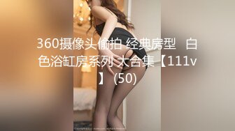 花臂纹身娇小身材贫乳美女小姐姐，性感开档黑丝高跟鞋，振动棒抽插坐在浴室地上自慰，跪着翘起美臀摆弄