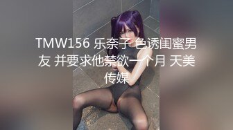 约花臂纹身美女,互摸舔奶调情,抬起双脚正面抽插