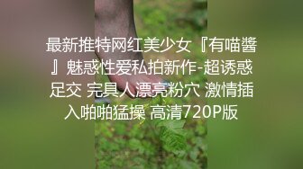 风骚学妹全程露脸被两个大哥调教玩弄，激情3P上位抽插嘴里塞根大鸡巴，让小哥后入爆草对着镜头浪叫淫声荡语