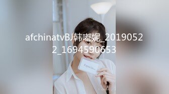 苗条漂亮妹子非常配合各种动作，淫水流了一片。