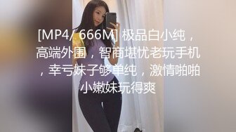 母子乱伦大秀 儿子把妈妈的肉丝撕破了草逼 淫语对白