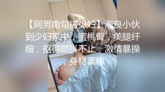 老哥约了个短裙漂亮外围女 穿上性感吊带丝袜深喉口交抱起来操