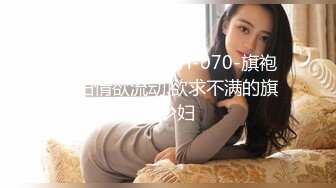 风景区女厕全景偷拍多位美女少妇前来献B (1)