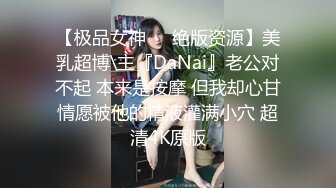 精彩姐妹花全程露脸激情大秀，马尾辫骚妹子躺床上让姐姐压在身下舔弄，吃奶舔逼好有感觉，电动假鸡巴塞逼里