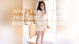 穿上吊带丝袜后变身小母狗