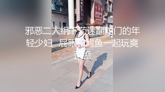 [MP4/ 280M] 牛仔短裤大长腿贫乳美女和炮友居家啪啪，近距离特写交舔屌，翘起屁股舔逼后入撞击美臀