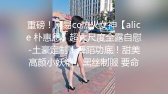 小县城上帝视角偷拍多位年轻美女的小嫩鲍多个妹子盯着镜头看 (3)