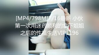 《吴晗露脸全裸强迫外卖小哥玩弄自己》外卖小哥有点不好意思，用道具玩弄了下她下体，边玩还边聊天