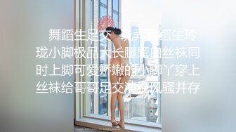 与裸体围裙熟女激情做爱，最后射满全身